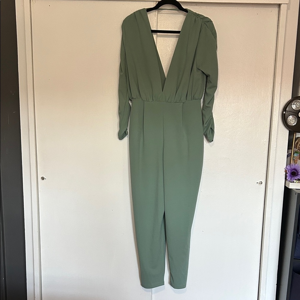 Assos Chic Sage Green Jumpsuit size 6 nwt